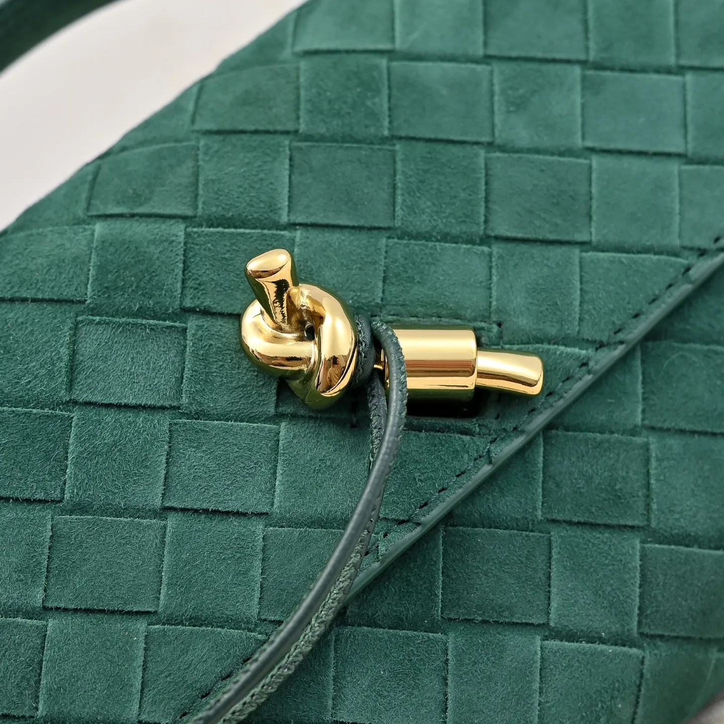 Batch 1360 #Bv Clutch long clutch bag equipped with handles, the design of the clutch bag reflects the exquisite and high-end taste ~ using exquisite craftsmanship intreccio woven suede, it can be held in the hand, carried by hand or under the arm. The metal knot embellishment exudes temperament and nobility ~ , equipped with a zipper compartment inside, it is a good companion for your daily life🧑‍❤️‍💋‍🧑, whether you are walking on the red carpet or attending a dinner, it will add a unique charm to you💞 Model: 1511 Size: 31x13x3